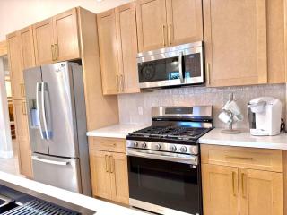 Spacious Katy Home, Firepit Backyard, Sleeps 10 - GN - 4