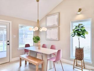 Spacious Katy Home, Firepit Backyard, Sleeps 10 - GN - 2