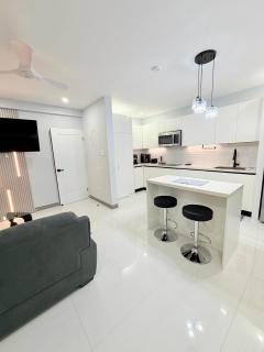 Modern Stay at Sunbury Apartments – Central Avenue - 6