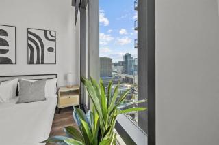 Boulevard Stays Modern Highrise STU Sky Pool Parking Gym 12 - 1