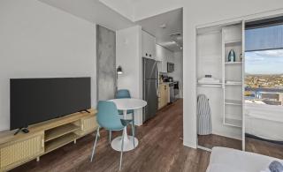 Boulevard Stays Modern Highrise STU Sky Pool Parking Gym 14 - 4