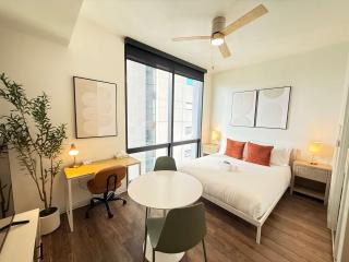 Boulevard Stays Modern Highrise STU Sky Pool Parking Gym 15 - 0