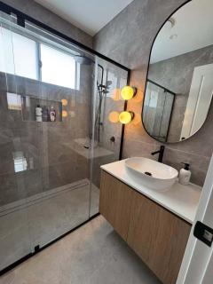 Stylish Nerang Retreat 5BR Family Friendly Home - 1