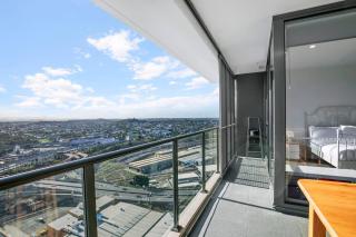 Windward - Inner-city Skyline Stay with Pool Access - 1