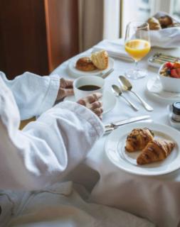 Hummingbird Haven Bed & Breakfast Luxury Suite With Terrace & Seasonal Lake Views Located in Historic Old Town Niagara-On-The-Lake - 3