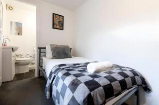 Large property, sleeps 8, Free Parking & Next to Alton Towers - 4