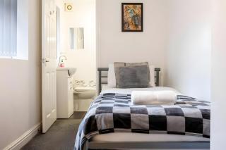 Large property, sleeps 8, Free Parking & Next to Alton Towers - 7