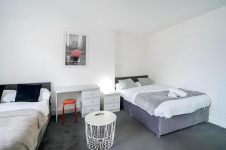 Stylish 3BR Derby Apartment - Sleeps 6, Central Location - 2