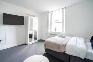 Stylish 3BR Derby Apartment - Sleeps 6, Central Location - 5