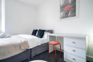 Stylish 3BR Derby Apartment - Sleeps 6, Central Location - 8