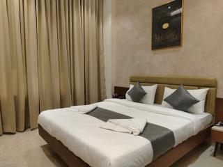 Hotel Raas Vrindavan - 1