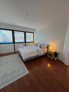 Central 2BR on King William - 9