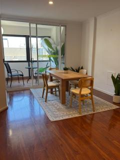 Central 2BR on King William - 5