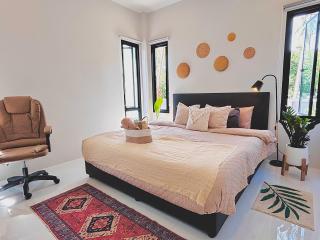 Bright Tropical Villa near Cafes & Beaches all King Beds - 9