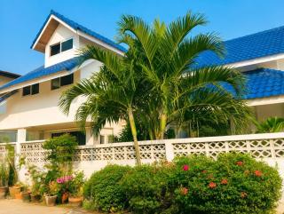 Spacious 70sqm Jungle Loft Peaceful Green Escape - 8