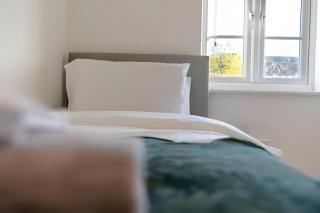 Free Parking in Warrington, Ideal for contractors, Pool Table, Long stays - 1