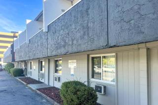 Econo Lodge Motel Village - 1