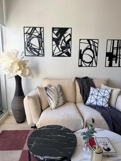 Stylish Designer Stay in Sth Yarra & Balcony Views - 1