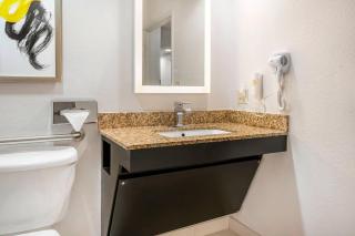 Comfort Inn & Suites Saint Louis Lafayette Square - 1