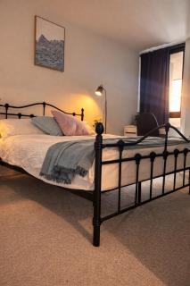 Modern 2BR 2Bath with Balcony near ANU & City Quiet Stay Free Parking - 4