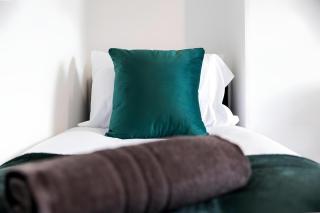 FREE parking, LARGE House for Contractors & Families, Sleeps 7, 25 mins to ALTON TOWERS - 3