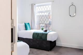 FREE parking, LARGE House for Contractors & Families, Sleeps 7, 25 mins to ALTON TOWERS - 7