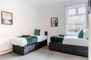 FREE parking, LARGE House for Contractors & Families, Sleeps 7, 25 mins to ALTON TOWERS - 5