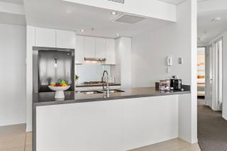 River and City Views! 43rd Level 2BD Apartment with Free Park, Pool & Gym! - 1