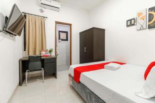 RedDoorz Plus near Trisakti University - 3