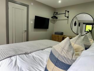 Uno Moor Side - 4 Bed, 2 Bath, Garden, sleeps 8 - Parking - 4