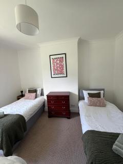 Bright 3 bedroom apartment with parking in Shawlands - 5
