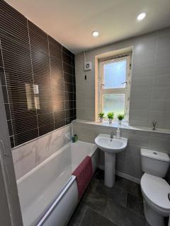 Bright 3 bedroom apartment with parking in Shawlands - 1