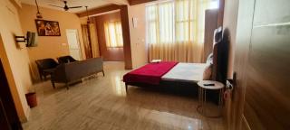 Hotel Rose Inn - Near Yashobhoomi - 1