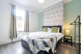 FREE parking, LARGE House for Contractors & Families, Sleeps 5, 5 mins to Etihad Stadium - 5