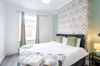 FREE parking, LARGE House for Contractors & Families, Sleeps 5, 5 mins to Etihad Stadium - 6
