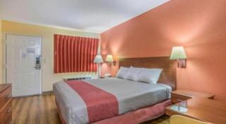 Rodeway Inn & Suites - 2