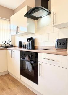 Hawarden Haven 3-Bed Bungalow & Free Parking - 4