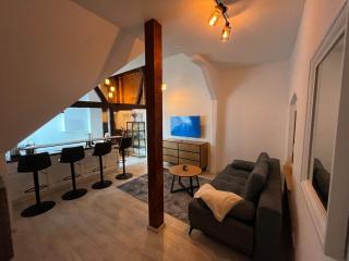 Modernes Loft mit Holzbalken und Charme - 0