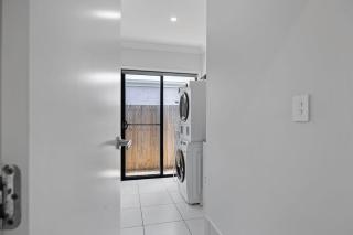 Premium Family Retreat in Logan Reserve - 9