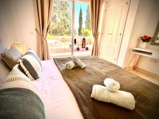 2 bed Elviria - 65sqm Terrace - Pools - Walk to Beach - 4