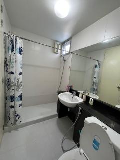 Modern Homely Two Bed Two Bath Condo Perfect View, Pool, & Gym - 6
