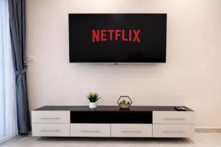 Spacious City Apartment near New Marina- 3 min walk to beach - 9