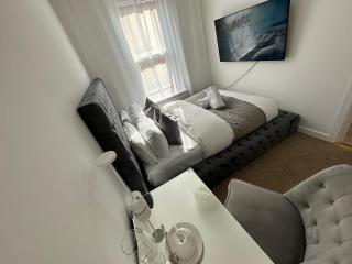 Comfortable room ,complimentary kitchen,5 min to the beach and O2 academy - 1