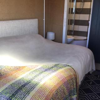 Small self contained room - 5