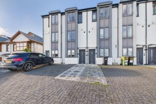 Luxury 3-Bed house, Beach 300m, Sleeps 6, Parking - 9