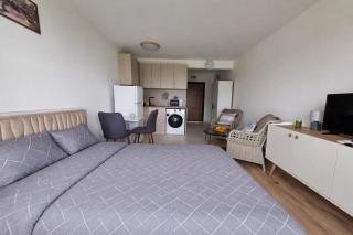 Modern Studio in Shartrez, Shkorpilovsti - 8