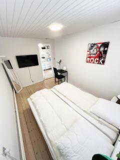 Bright Double Room 30 Free Parking - 4