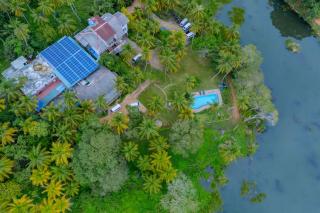 Lake Edge Resort - 9