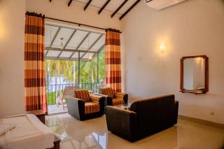 Lake Edge Resort - 7