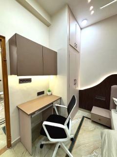 Comfortable 2BHK Stay Designer Rooms & Cozy Living - 9